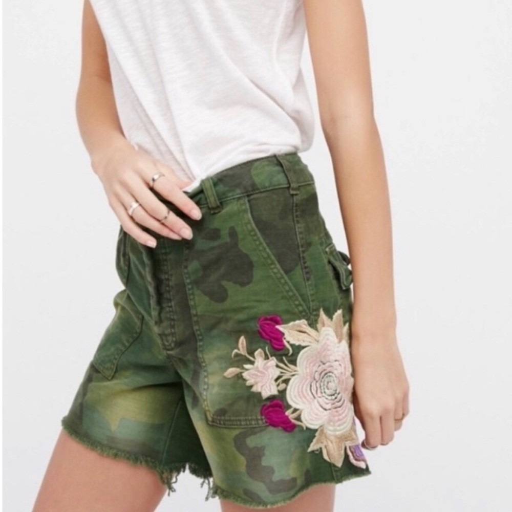 Free People Shorts Women 10 Green Camo Embroidered Floral Frayed Hem